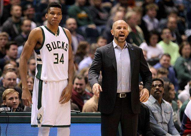 他将挥棒缩 他将挥棒缩